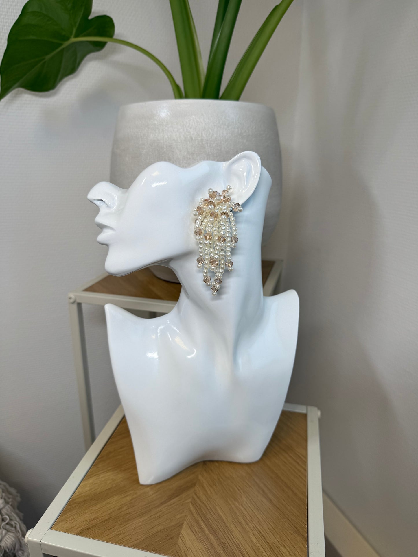Oorbellen parel spektakel met beige