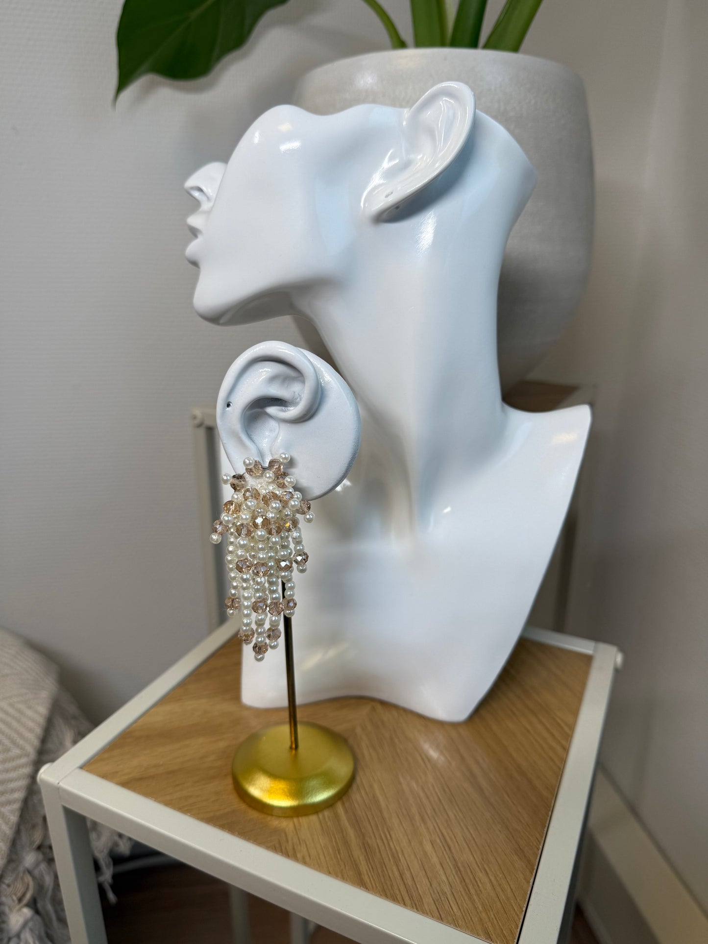 Oorbellen parel spektakel met beige