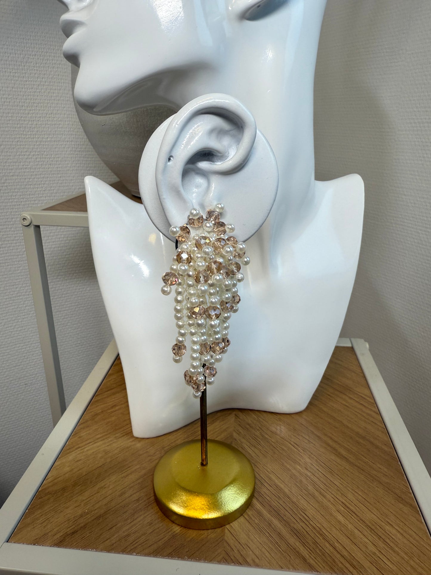 Oorbellen parel spektakel met beige