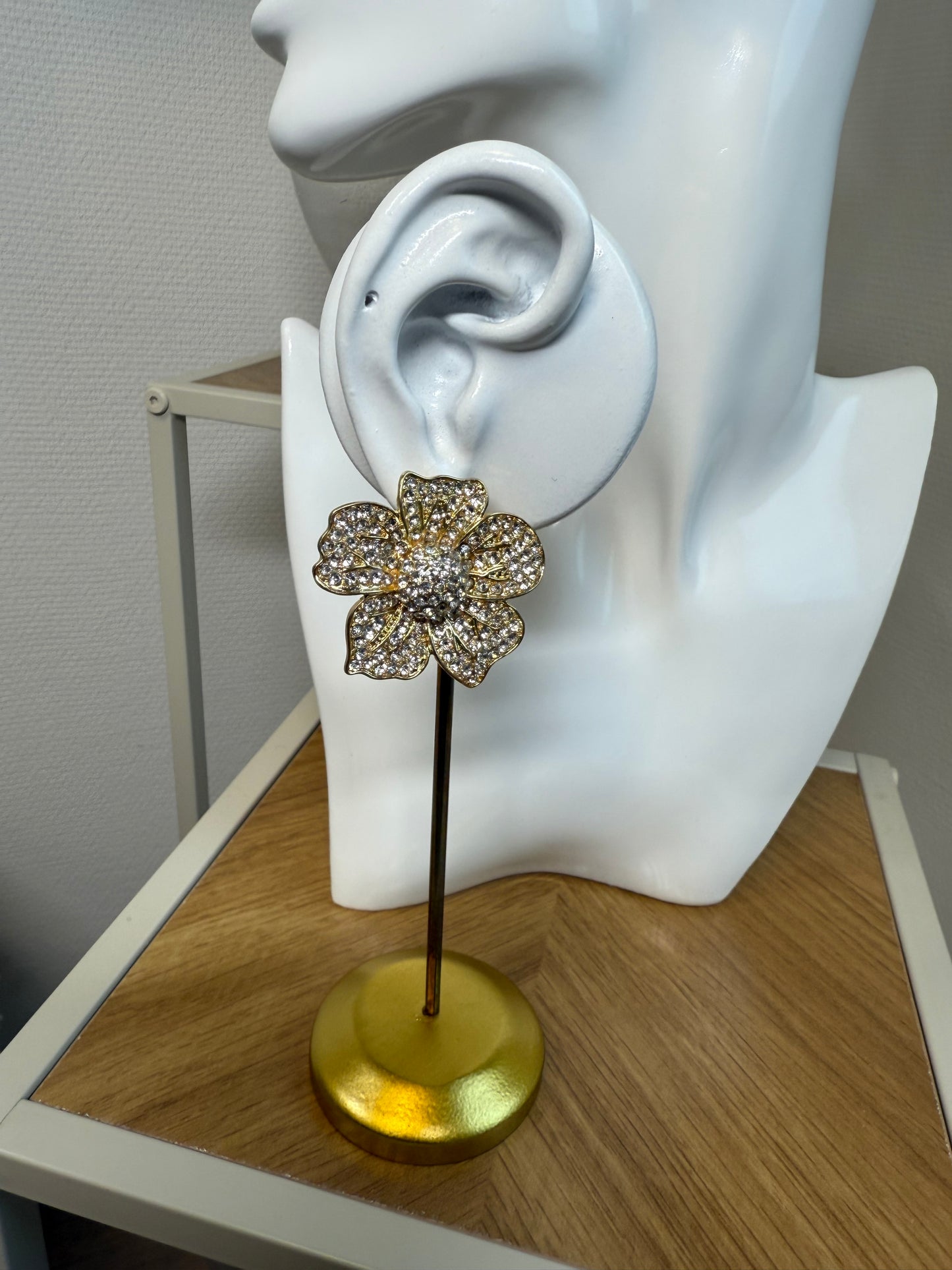 Oorbellen bloem goud met strass steentjes