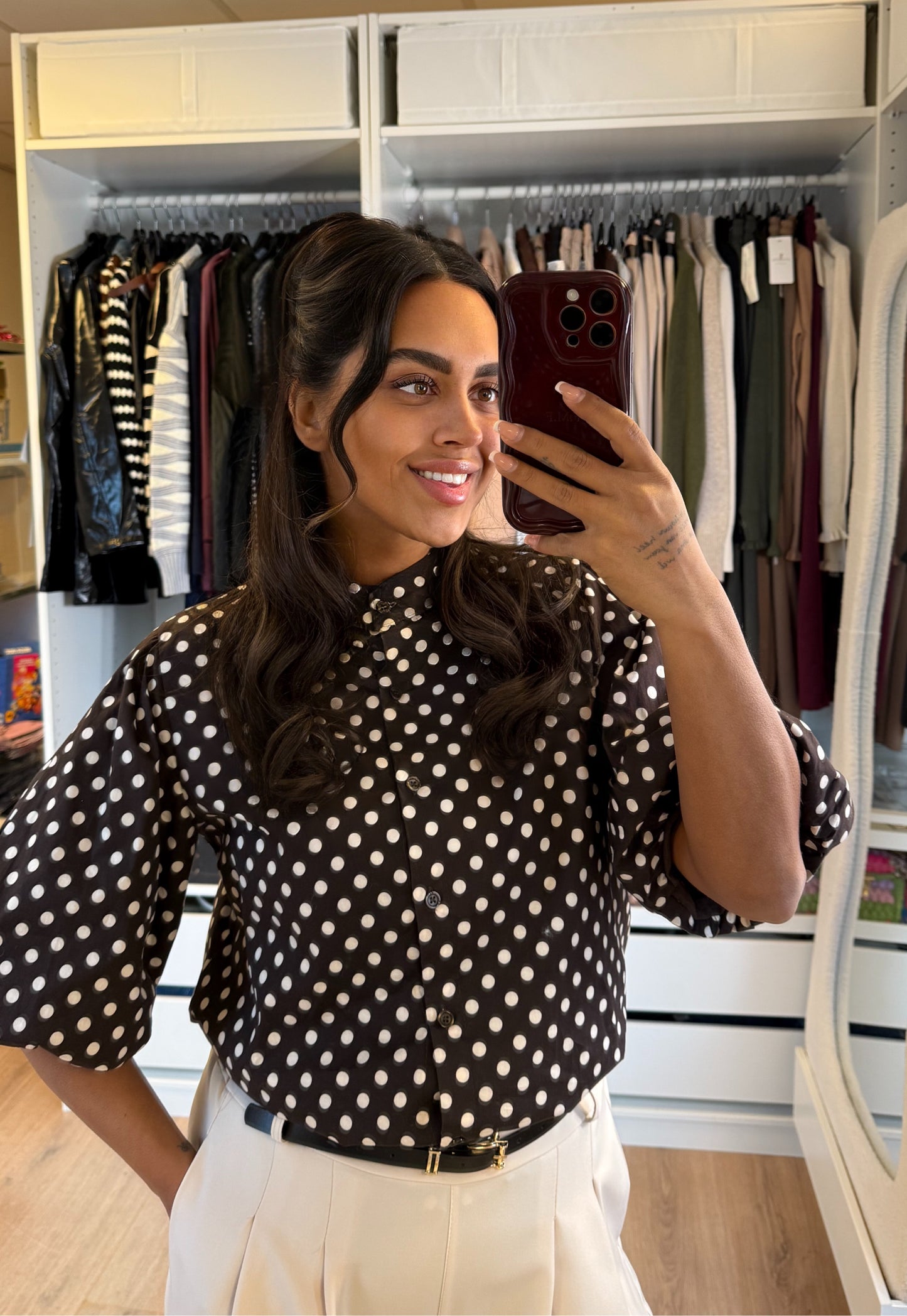 Dot blouse met pofmouwen choco bruin