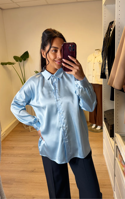 Satijnen blouse lichtblauw