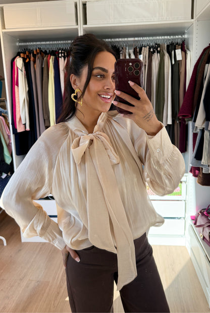 Satijnen blouse met strik beige