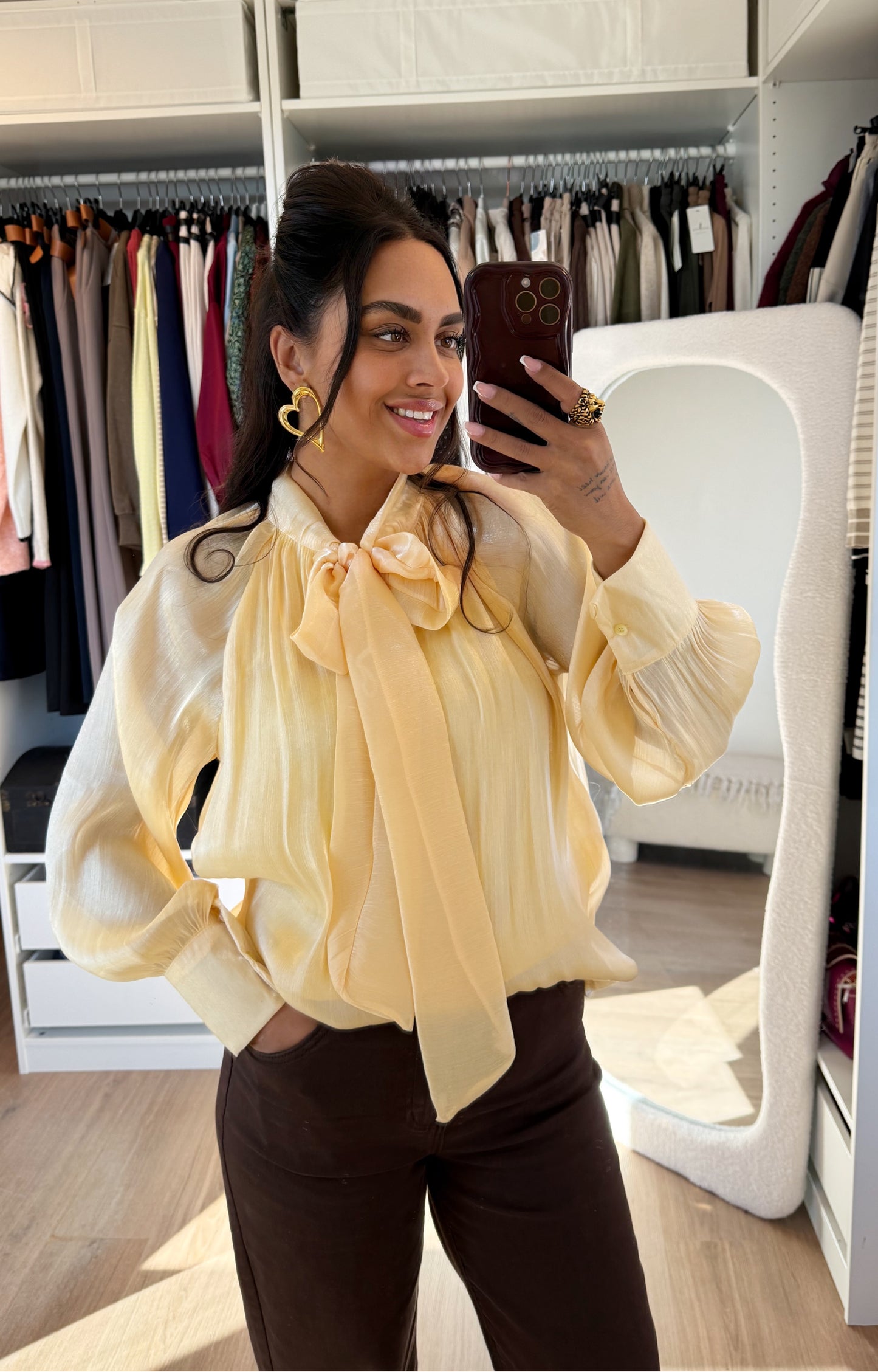 Satijnen blouse met strik botergeel